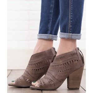 Not Rated Groove Thang Booties Women's 6 Taupe Brown Laser Cut Ankle Chunky Heel